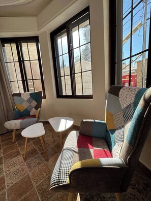 Apartment, 1 Bedroom, Balcony, City View | Living area