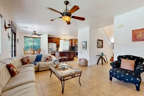 Tv, eldstad, dvd-spelare och ett bordtennisbord