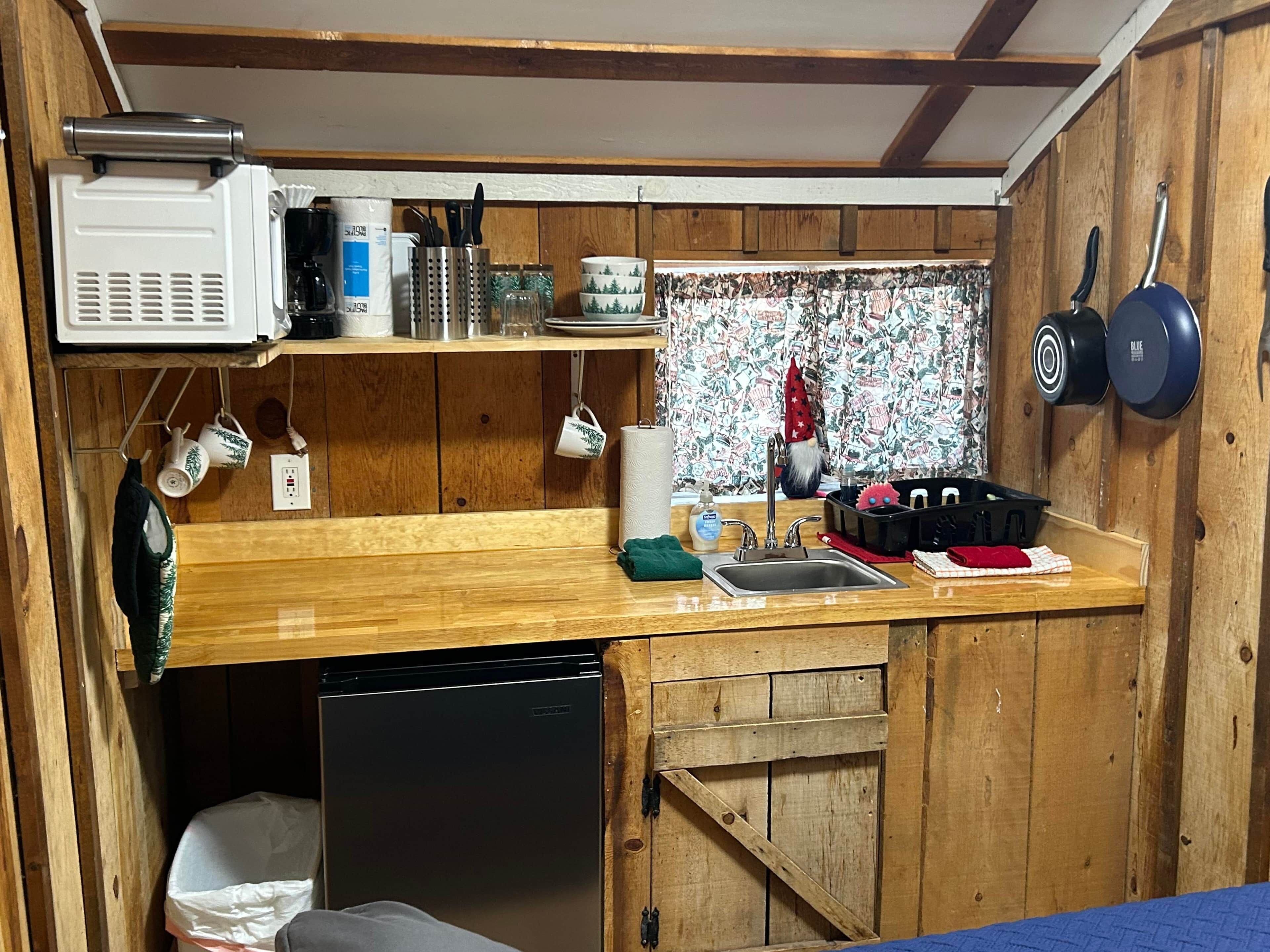 Refrigerador, microondas, placa de cocina, cafetera/tetera
