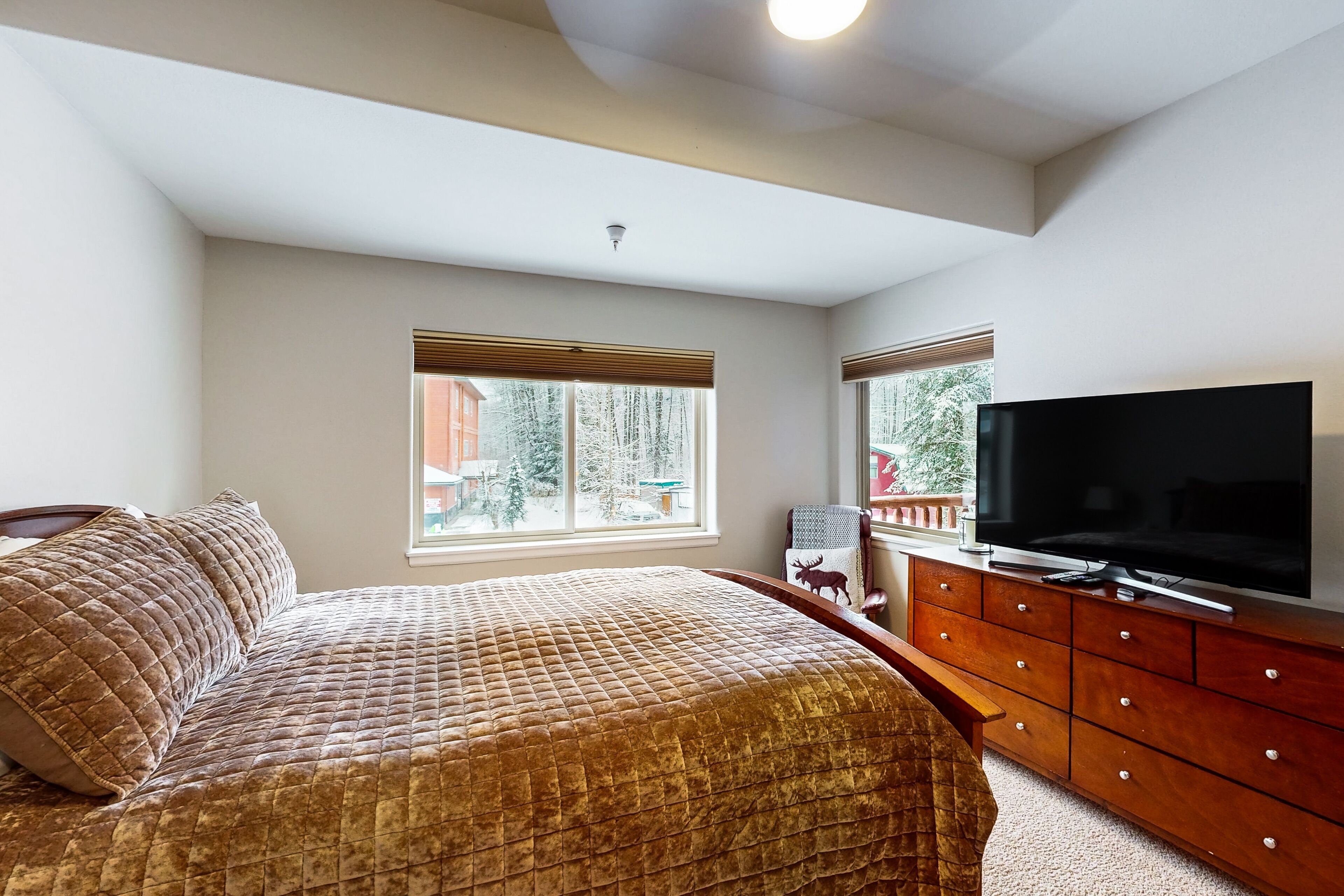 2 bedrooms, internet, bed sheets, wheelchair access