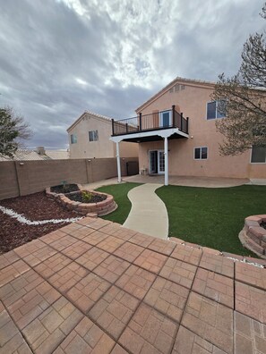 Exterior - Charming 4-bedroom house with beautiful backyard and mountain view. (Albuquerque)