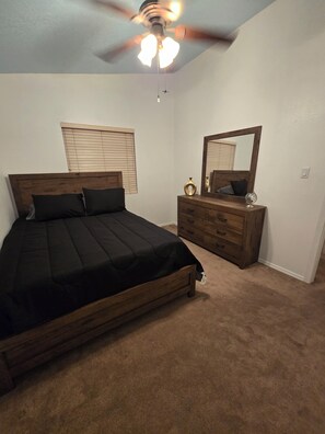 4 bedrooms, iron/ironing board, WiFi, bed sheets - Charming 4-bedroom house with beautiful backyard and mountain view. (Albuquerque)