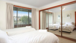 3 chambres, bureau, fer et planche à repasser, lit parapluie