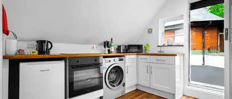 Køleskab, mikrobølgeovn, ovn, brødrister