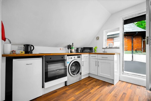 Køleskab, mikrobølgeovn, ovn, brødrister