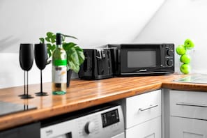 Køleskab, mikrobølgeovn, ovn, brødrister