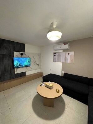 Apartment, 1 Bedroom, Smoking, City View | Living room