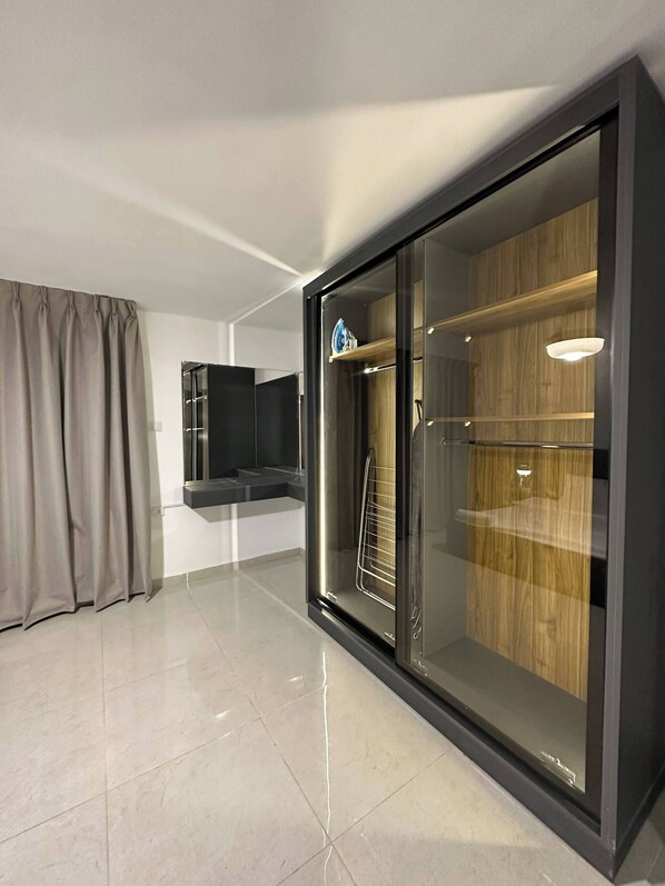 Apartment, 1 Bedroom, Smoking, City View | Interior