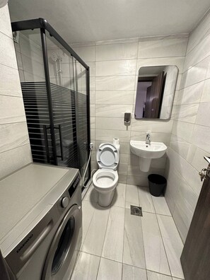 Apartment, 1 Bedroom, Smoking, City View | Bathroom