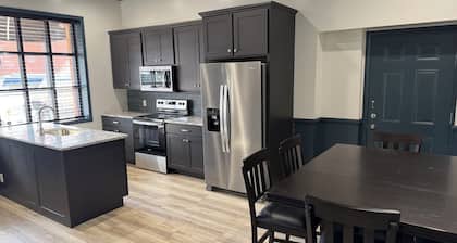 The Lawft, Suite 2, 2 King beds each with own bathroom, No Clean fees or stairs!