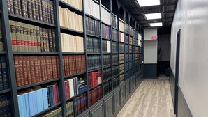 A library with bookshelves and wooden flooring. - The Lawft, Suite 2, 2 King beds each with own bathroom, No Clean fees,No Pets (Russell)