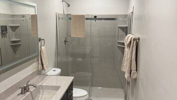 Ducha, bañera de hidromasaje, secador de pelo, bidet