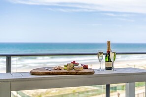Outdoor dining - Absolute Beachfront 3BR Apartment | Pool, Spa, Tennis & Ocean Views (Surfers Paradise)