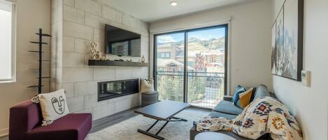 TV, fireplace
