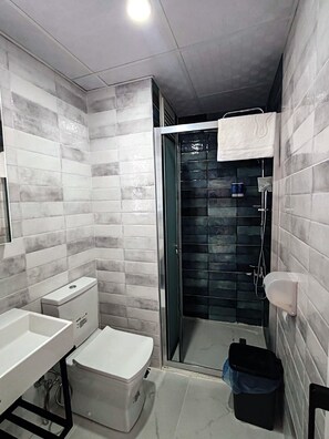 Deluxe Double Room | Bathroom | Shower, hair dryer, slippers, towels - Aim Bozcaada (Bozcaada)