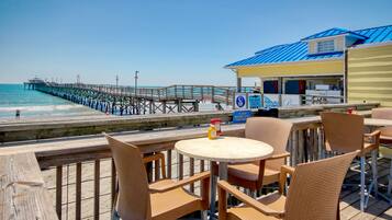 تناول الطعام بالخارج