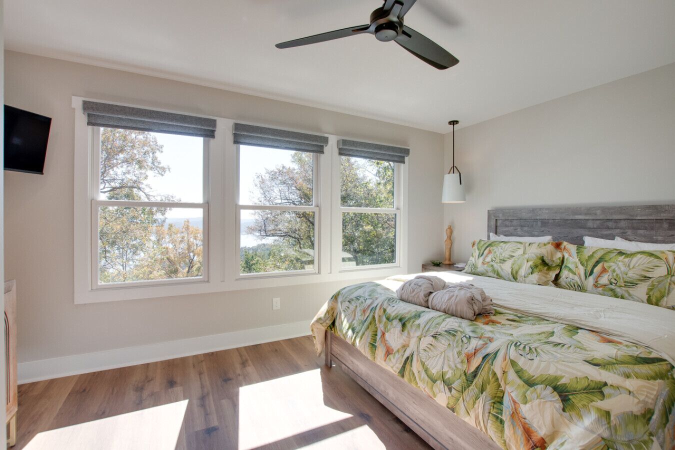 2 habitaciones, escritorio y tabla de planchar con plancha 