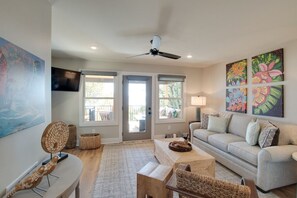 Smart TV, fireplace - Moana-Themed Luxury Cabin with Lake Views, Hot Tub & Festive Decor (Scottsboro)