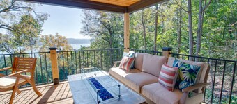 Moana-Themed Luxury Cabin with Lake Views, Hot Tub & Festive Decor