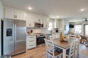 Fridge, microwave, oven, stovetop - Moana-Themed Luxury Cabin with Lake Views, Hot Tub & Festive Decor (Scottsboro)