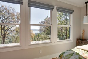 2 bedrooms, desk, iron/ironing board, travel cot - Moana-Themed Luxury Cabin with Lake Views, Hot Tub & Festive Decor (Scottsboro)