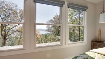 2 slaapkamers, een bureau, een strijkplank/strijkijzer, reisbedje