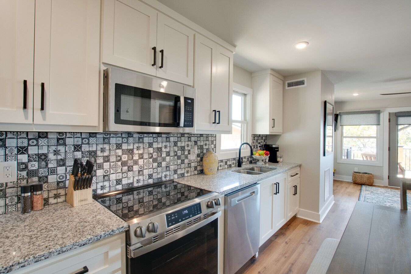 Refrigerador, microondas, horno y parrilla de estufa 