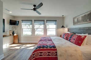 2 bedrooms, desk, travel crib, free WiFi - Yellowstone-Inspired Rustic Cabin with Lake Views, Hot Tub, and Western Charm (Scottsboro)