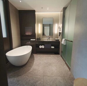 Separate tub and shower, hair dryer, towels, soap - guangnahupanjiudian (Qiannan)