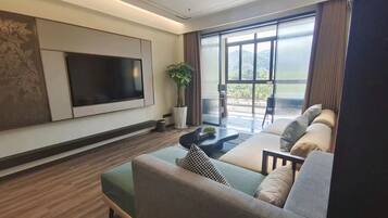 Premium bedding, down duvets, Tempur-Pedic beds, free WiFi