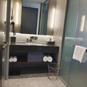 Habitació doble de luxe, no fumadors | Bany | Banyera i dutxa independents, assecador de cabells, tovalloles i sabó 