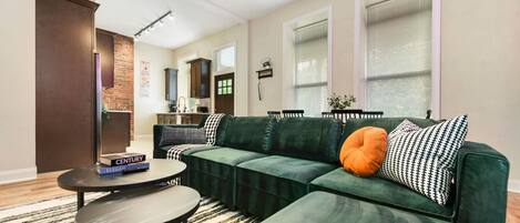 TV connectée, livres, chaîne hi-fi