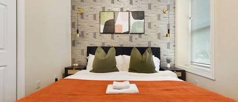 3 makuuhuonetta, työpöytä, silitysrauta/-lauta, vauvan matkasänky