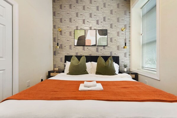 3 bedrooms, desk, iron/ironing board, travel crib