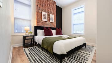 3 soverom, skrivebord, strykejern/-brett og reiseseng for barn