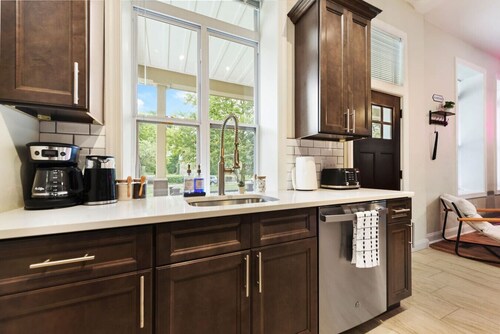 BBQ+Netflix+Free Parking Near Shops in East Liberty