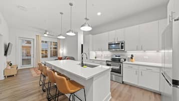 Frigorifero, microonde, forno, piano cottura