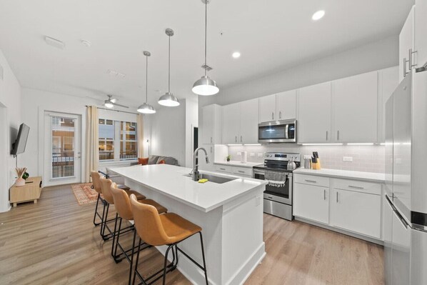 Een koelkast, een magnetron, een oven, een kookplaat