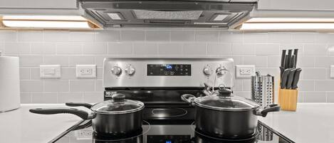 Réfrigérateur, micro-ondes, four, plaque de cuisson