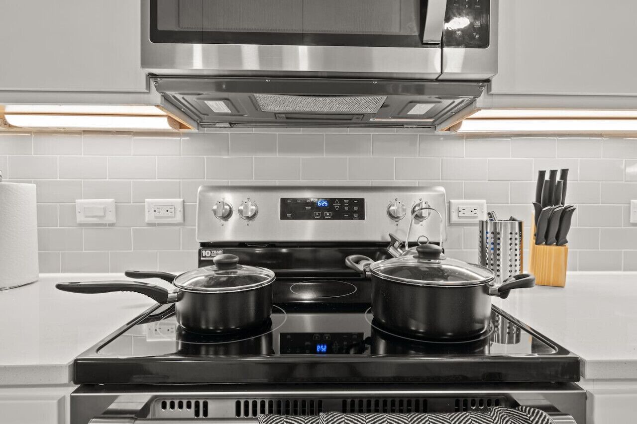 Kühlschrank, Mikrowelle, Ofen, Herdplatte