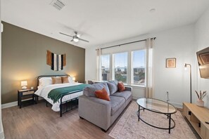 Een bureau, een strijkplank/strijkijzer, wifi, beddengoed