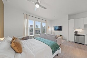 Escritorio, tabla de planchar con plancha, wifi y ropa de cama