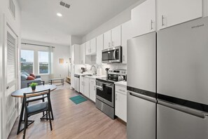 Een koelkast, een microgolfoven, een oven, een kookplaat