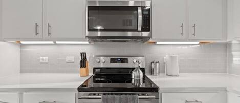 Een koelkast, een microgolfoven, een oven, een kookplaat