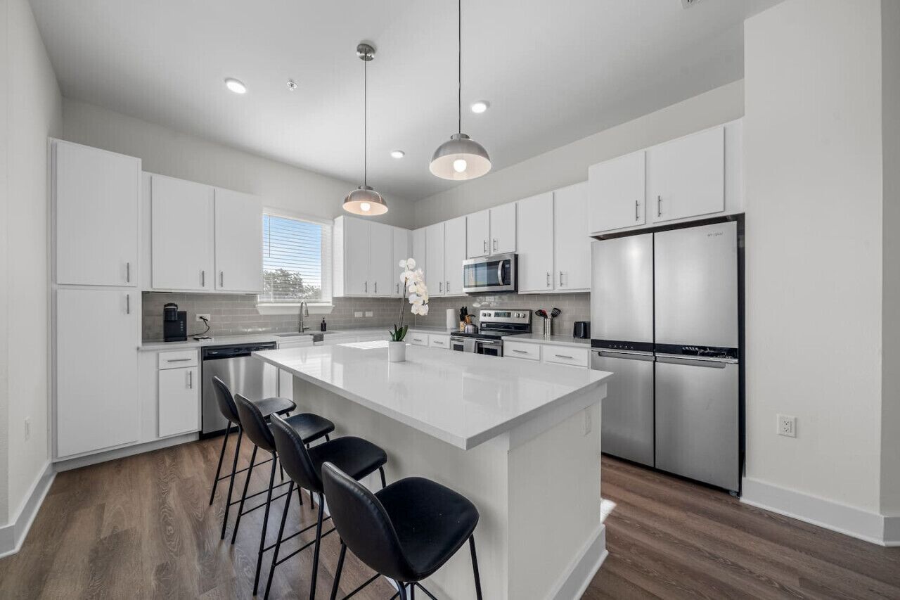 冷蔵庫、電子レンジ、オーブン、コンロ