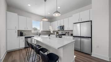 Refrigerador, microondas, horno y parrilla de estufa