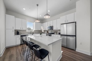 雪櫃、微波爐、焗爐、爐具