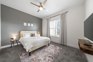 2 slaapkamers, een bureau, een strijkplank/strijkijzer, gratis wifi