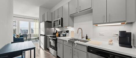 Réfrigérateur, micro-ondes, four, plaque de cuisson