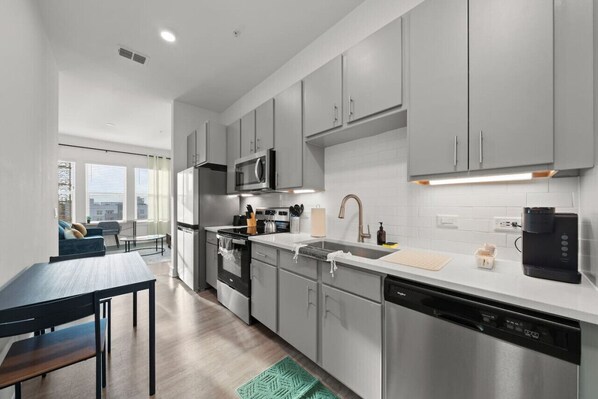 Réfrigérateur, micro-ondes, four, plaque de cuisson